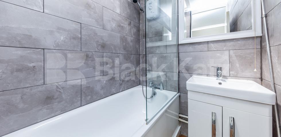 			LARGE 3 /4 BED IN EUSTON!, 4 Bedroom, 1 bath, 1 reception Flat			 Compton Close, EUSTON / CAMDEN